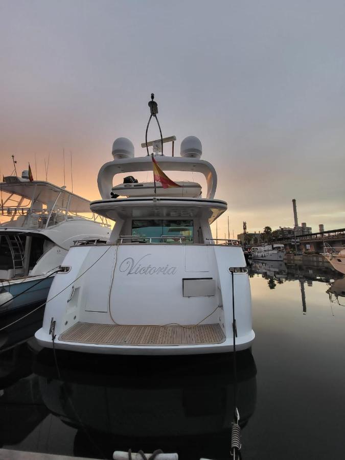 Yacht 20Metros Hotel Sant Adria de Besos Exterior foto