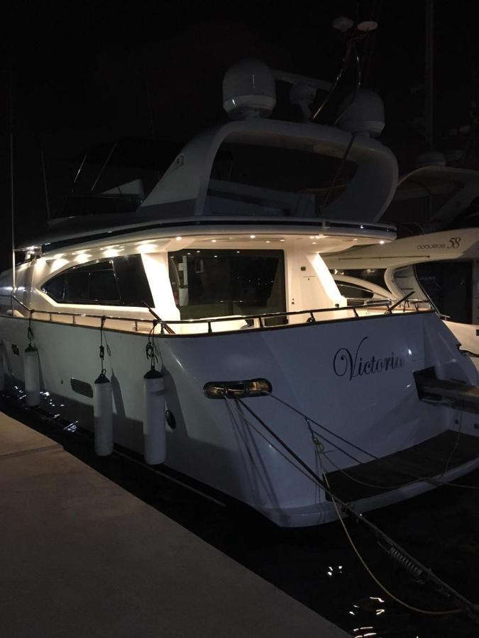 Yacht 20Metros Hotel Sant Adria de Besos Exterior foto